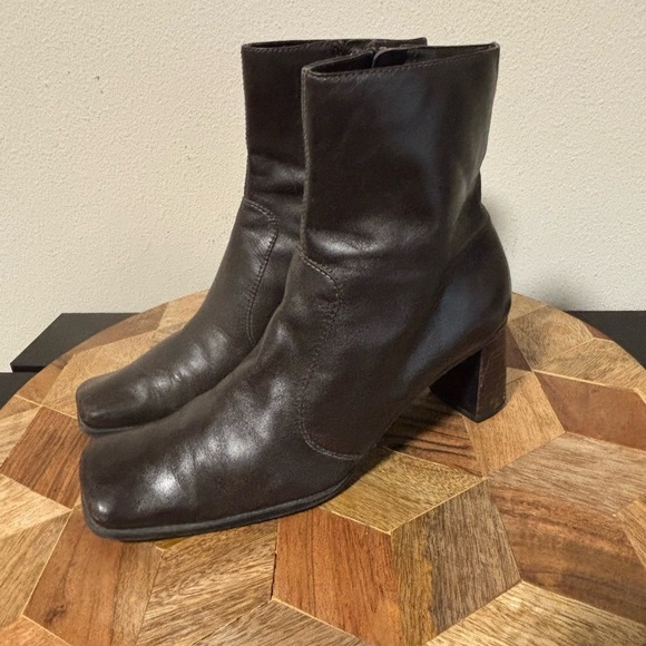 Vintage Brown Leather Heeled Boots with Chunky Heel - Picture 2 of 7